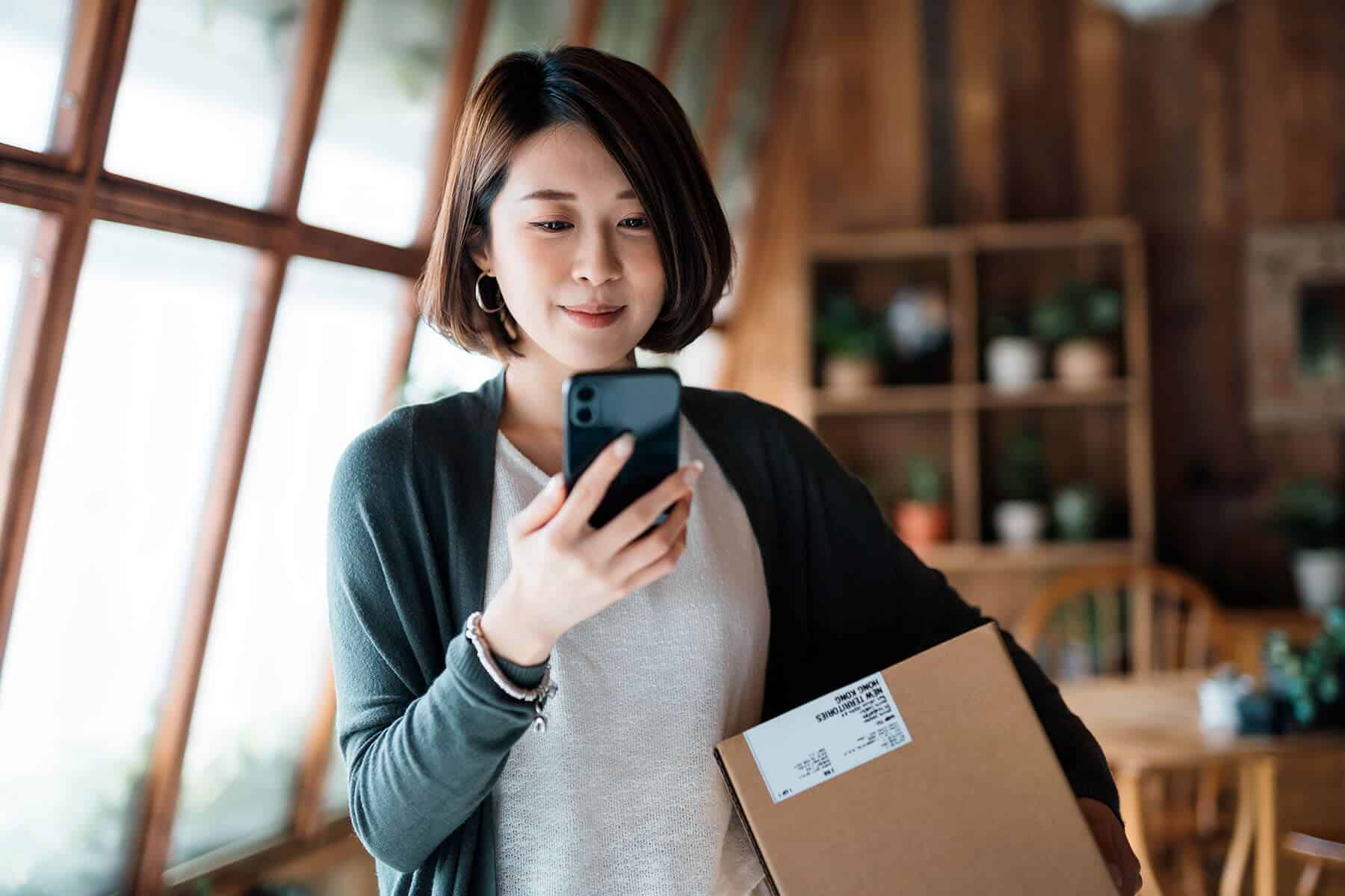 woman phone package expert