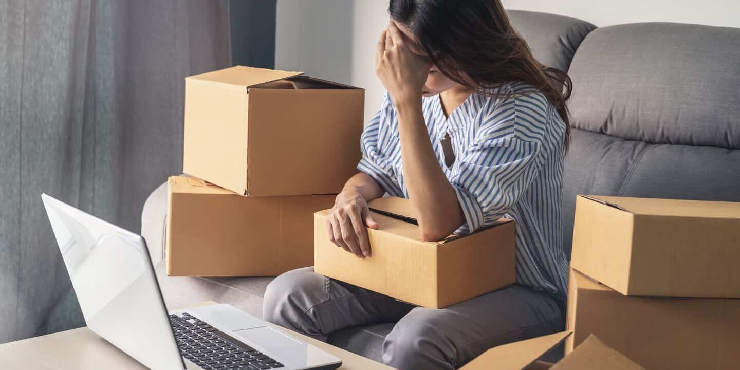mulher com problemas em seu negócio de ecommerce
